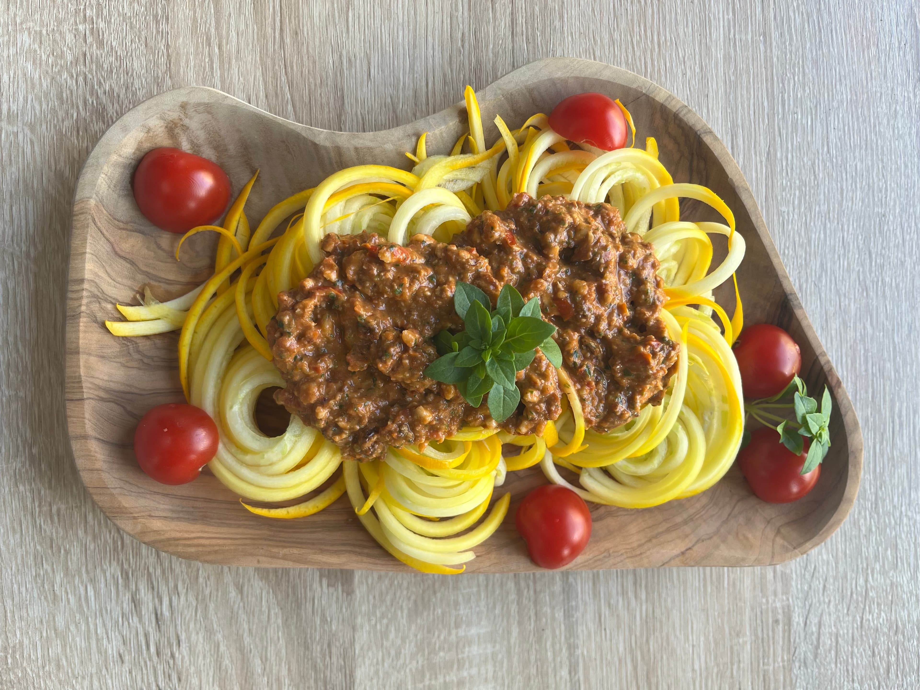 Spaghettis de courgette et sauce « bolognaise » crue d’Irène Grosjean