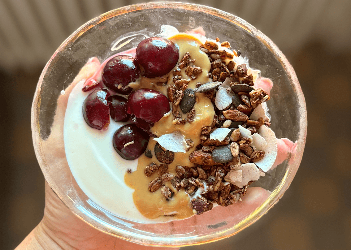 Yogourt, granola et cerises